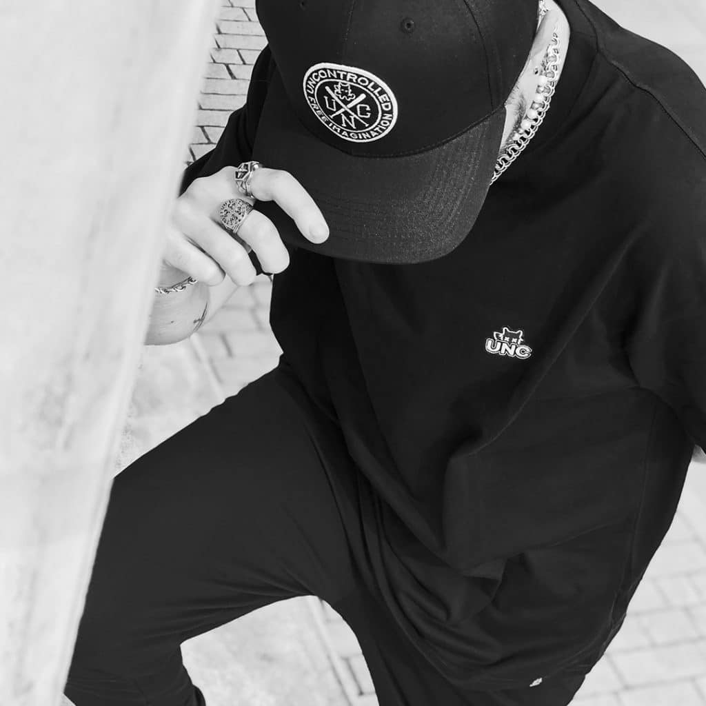 t-shirt oversize uni noir et snapbat