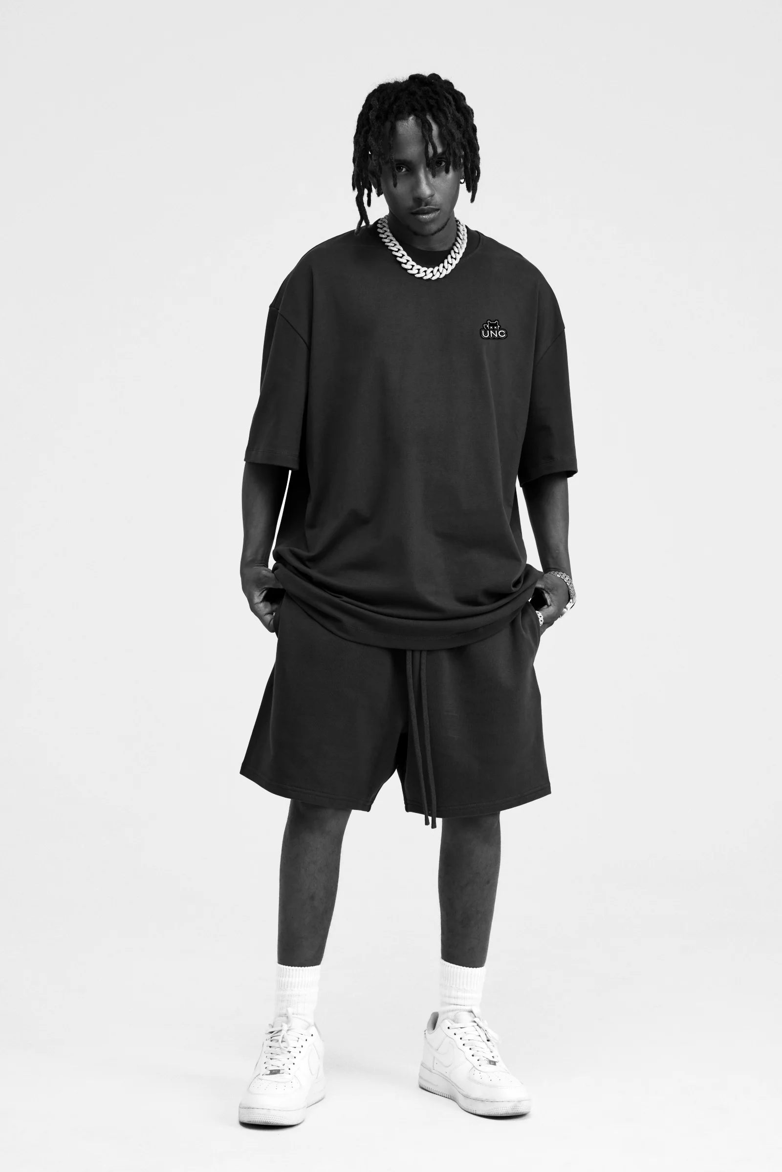 T-shirt oversize UNC Basic porté face