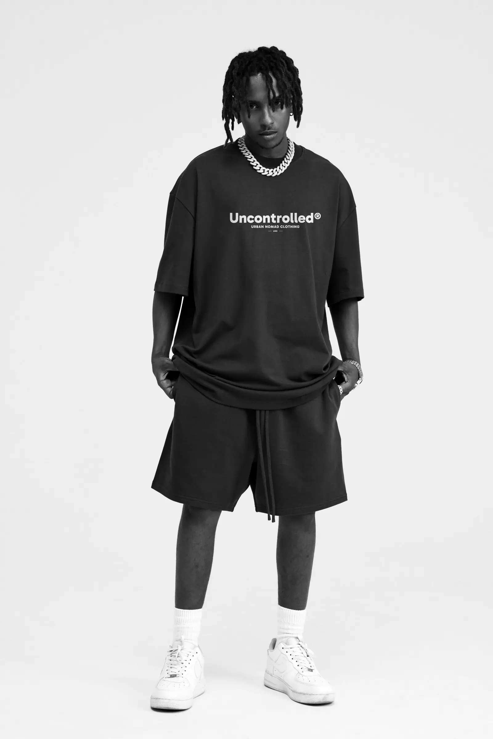 T-shirt oversize noir UNC Basic Print porté