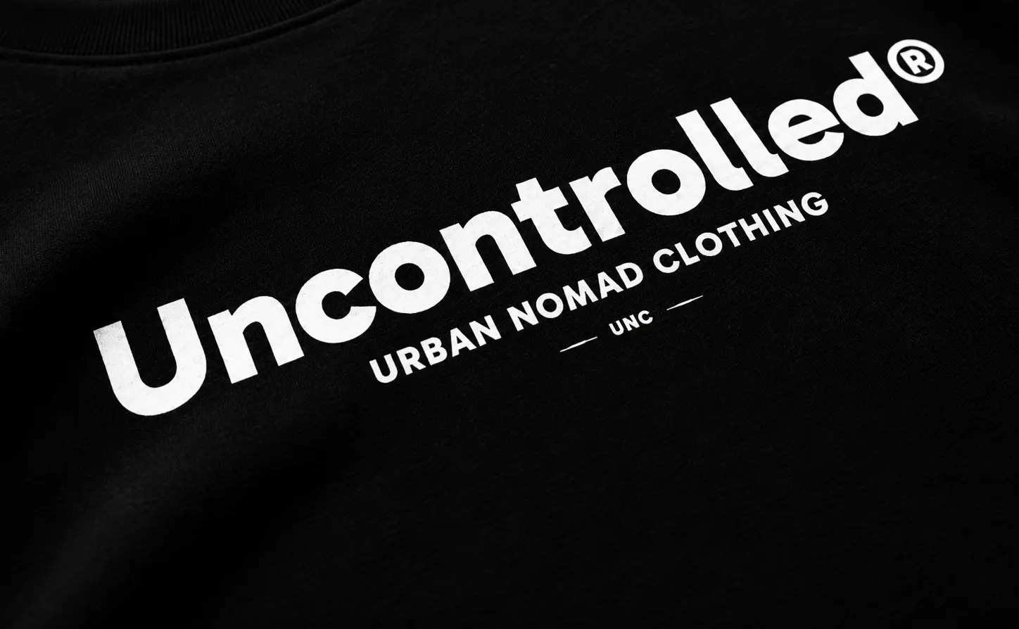 Nom Uncontrolled sérigraphié sur la poitrine du t-shirt UNC Basic Print